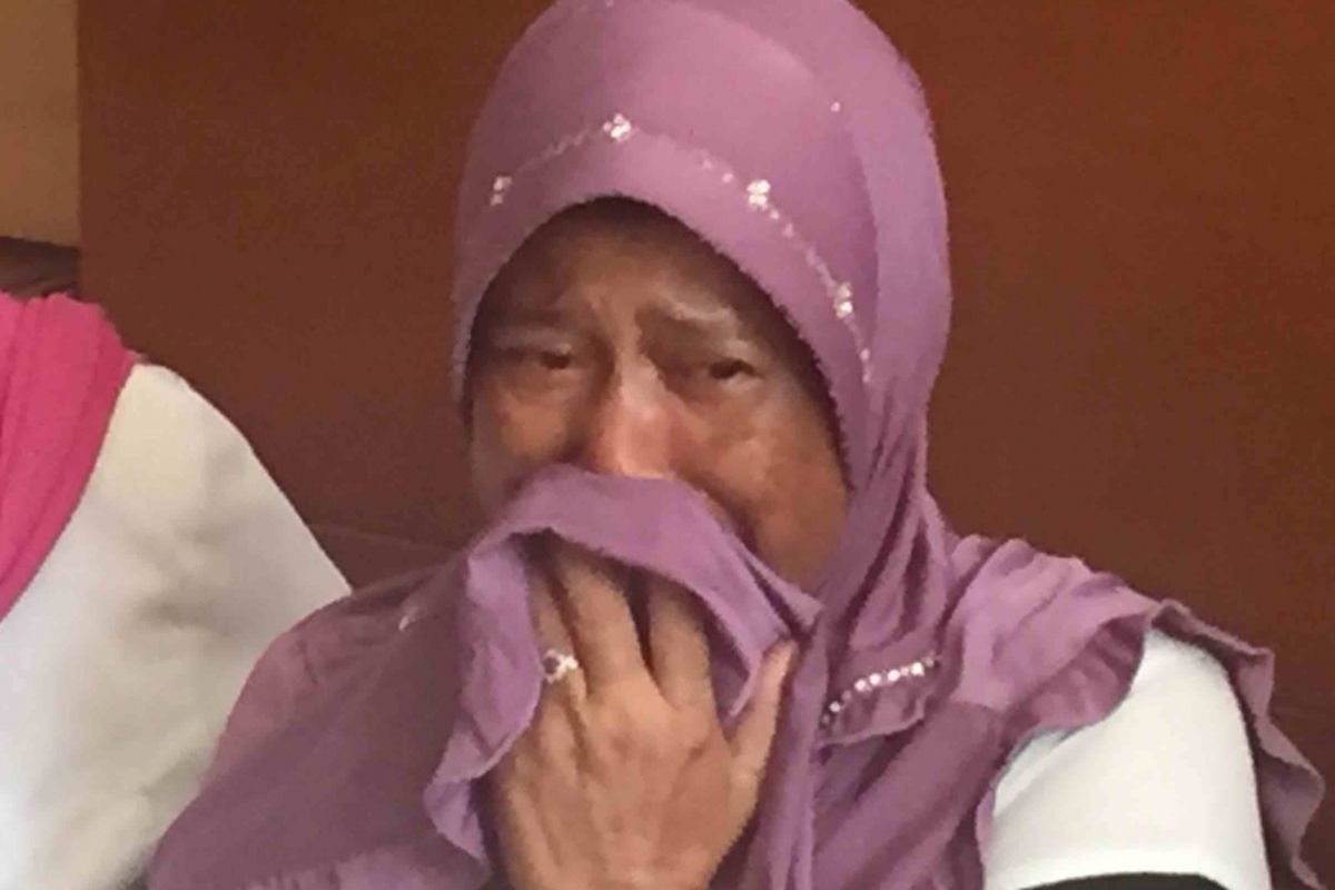 Komariah (49), ibu dari MR (11), bocah yang meninggal karena diduga terhimpit saat pembagian sembako yang diadakan Forum Untukmu Indonesia di kawasan Monumen Nasional (Monas) pada Sabtu pekan lalu, melaporkan ketua pantia Forum Untukmu Indonesia Dave Santosa atas dugaan kelalaian yang mengakibatkan meninggalkan MR ke Bareskrim Polri, Rabu (2/5/2018). 