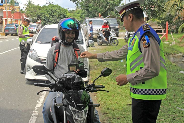 Petugas polantas Polres Aceh Barat memeriksa kelengkapan surat kendaran bermotor saat Operasi Zebra Rencong 2019 di Desa Peunaga, Kecamatan Meureuboe, Aceh Barat, Aceh, Rabu (23/10/2019). Operasi yang berlangsung selama dua pekan tersebut untuk meningkatkan kesadaran dan ketertiban masyarakat dalam berlalu lintas.