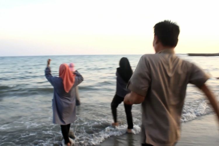 Sembuh Dari Covid, 4 Warga Buang Sial dengan Menceburkan Diri ke Laut