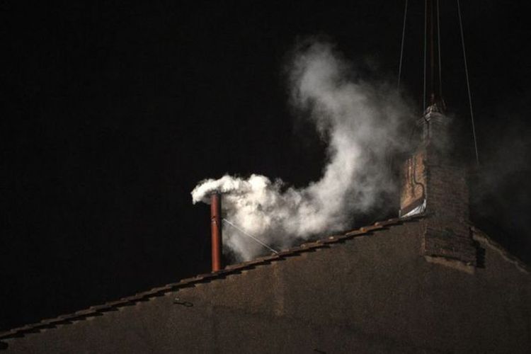 Humo blanco en el techo del Vaticano tras el nombramiento de Francisco I.