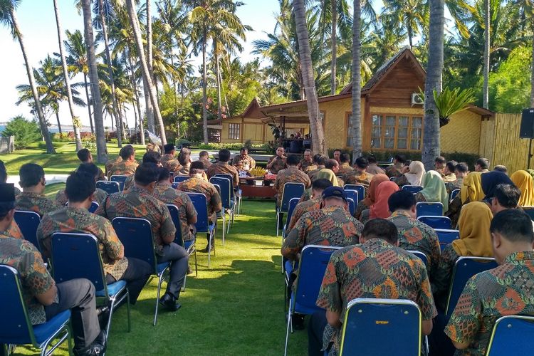 Bupati Banyuwangi Abdullah Azwar Anas mengumpulkan Satuan Kerja Perangkat Daerah (SKPD) Banyuwangi di Pantai Solong, Kelurahan Tanjung, Kecamatan Kalipuro, pada Selasa (23/5/2017).