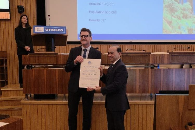 Penyerahan sertifikat status Green Card untuk 3 Geopark Indonesia dari UNESCO, yang diterima oleh Muhamad Oemar, Duta Besar Luar Biasa dan Berkuasa Penuh untuk Prancis, Andorra, Monako serta Delegasi Tetap Republik Indonesia untuk UNESCO. 