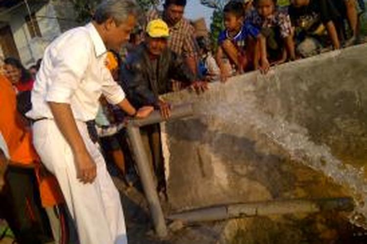 Gubernur Jawa Tengah Ganjar Pranowo saat mengunjungi kawasan rob di daerah Cilosari Dalam, Kelurahan Kemijen, Kecamatan Semarang Timur, Jumat (23/8/2013)
