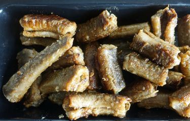 4 Cara Goreng Keripik Belut agar Renyah, Garing, dan Tidak ...