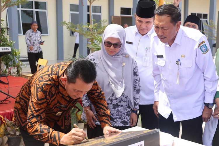 Pemerintah Provinsi Kepulauan Riau (Kepri) membangun empat unit sekolah baru (USB) pada tahun 2023. Gubernur Kepri Ansar Ahmad menandatangani salah satu prasasti pembangunan di SMAN 24 Batam, Senin (27/3/2023).