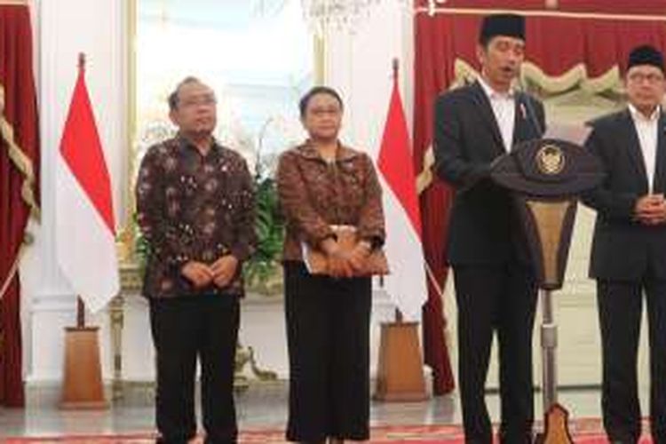 Presiden Joko Widodo didampingi Menteri Agama Lukman Hakim Saifuddin dan Menteri Luar Negeri Retno Marsudi mengumumkan kenaikan kuota haji Indonesia tahun 2017, di Istana Merdeka, Jakarta, Rabu (1/1/2017).