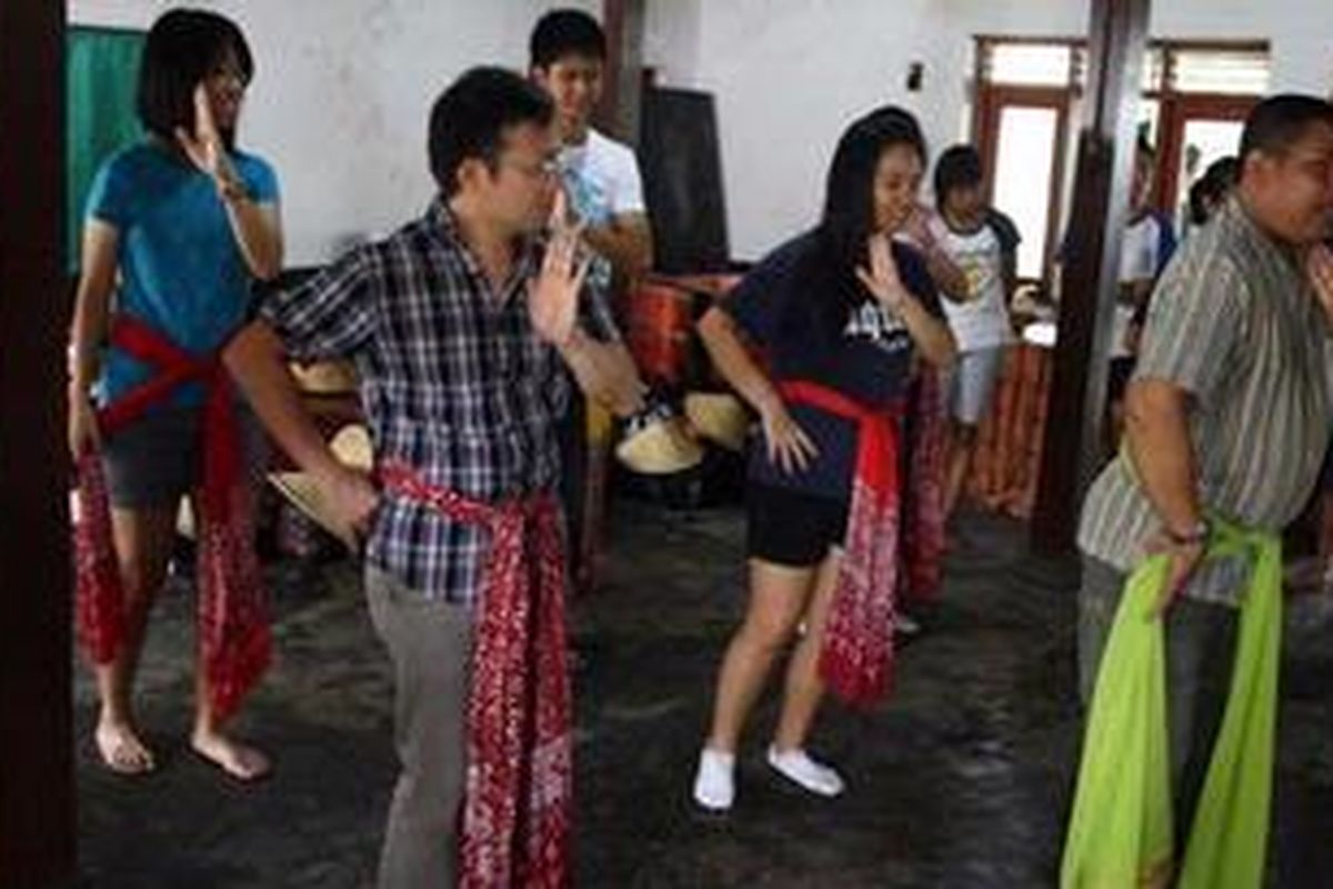 Pelajar-pelajar asal Singapura belajar menari di Kampung Mangunan, Yogyakarta.