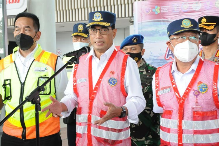 Menteri Perhubungan Budi Karya Sumadi dalam inspeksi di Bandara Soekarno Hatta, Minggu (24/4/2022)