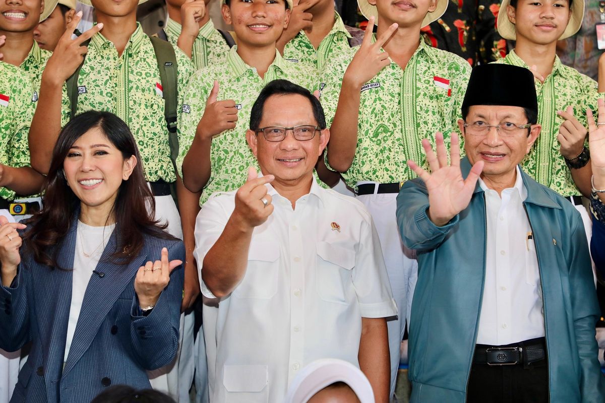 Menteri Dalam Negeri (Mendagri) Muhammad Tito Karnavian bersama Menteri Agama (Menag) Nasaruddin Umar, Menteri Pendidikan Dasar dan Menengah (Mendikdasmen) Abdul Mu?ti saat menghadiri penandatanganan Nota Kesepahaman Rencana Aksi Implementasi PP Tunas di Era Digital  di Museum Penerangan, Taman Mini Indonesia Indah (TMII), Jakarta, Kamis (31/7/2025).

