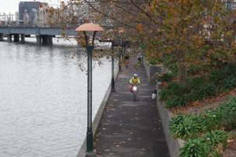 Pesepeda menyusuri tepi Sungai Yarra di Melbourne, Victoria, Australia.