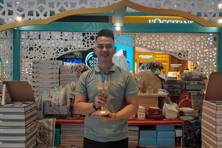 Karyawan Mamasan Co dengan Produk Mamasan Co di Booth Usaha Ramadhan Mal Grand Indonesia