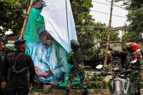 Bantu Satpol PP, Bolehkah Pasukan TNI Ikut Copot Baliho Rizieq Shihab?