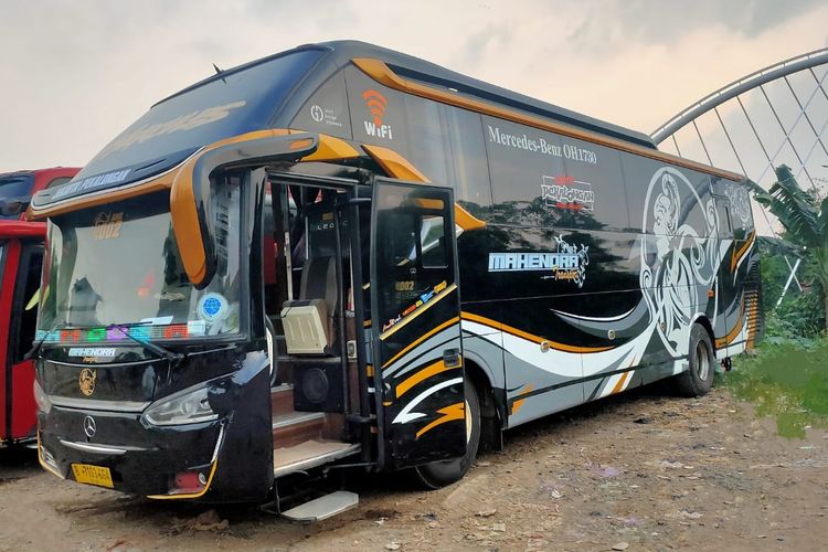 Bus milik PO Mahendra Transport Indonesia