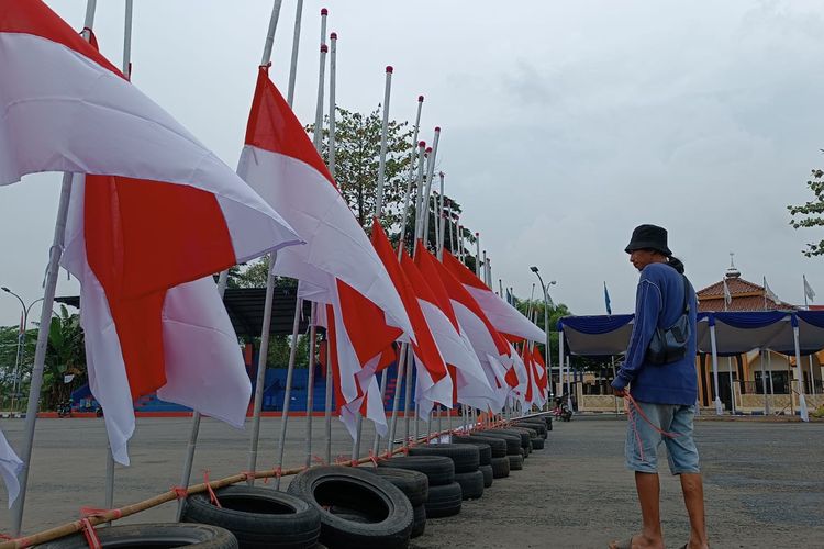 Aremania kibarkan 135 bendera merah putih setengah tiang sebagai bentuk belasungkawa kepada korban tragedi Kanjuruhan, Rabu (9/11/2022).