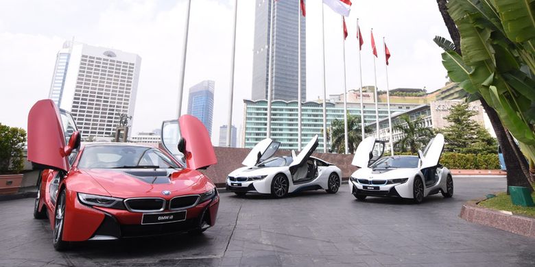 Penyerahan satu-satunya unit BMW i8 Protonic Red Edition ke tanggan konsumen.