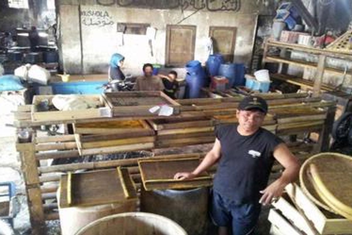 Suasana salah satu pabrik tahu di Cibuntu, Kota Bandung, yang berhenti menyusul imbauan mogok kerja selama tiga hari, 25-27 Juli 2012