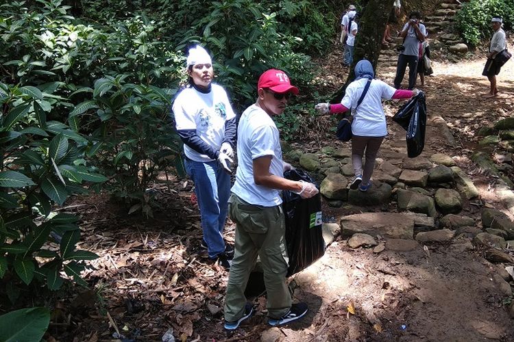 Komunitas Sahabat Baduy melakukan bersih-bersih di jalur pendakian menuju Baduy Dalam via Ciboleger, Desa Kanekes, Kecamatan Leuwidamar, Kabupaten Lebak, Banten, Sabtu (1/10/2017).