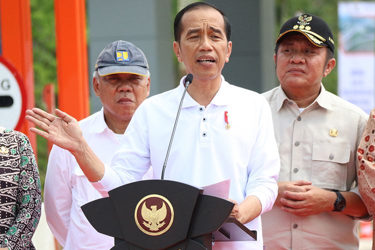 Presiden Joko Widodo memberikan sambutan saat peresmian Jalan Tol Trans Sumatera Terbanggi Besar-Pematang Panggang-Kayu Agung di Kilometer 240 Mesuji, Lampung, Jumat (15/11/2019). Ruas Jalan Tol Trans Sumatera tersebut merupakan tol terpanjang yang diresmikan presiden dengan total panjang 189 kilometer.