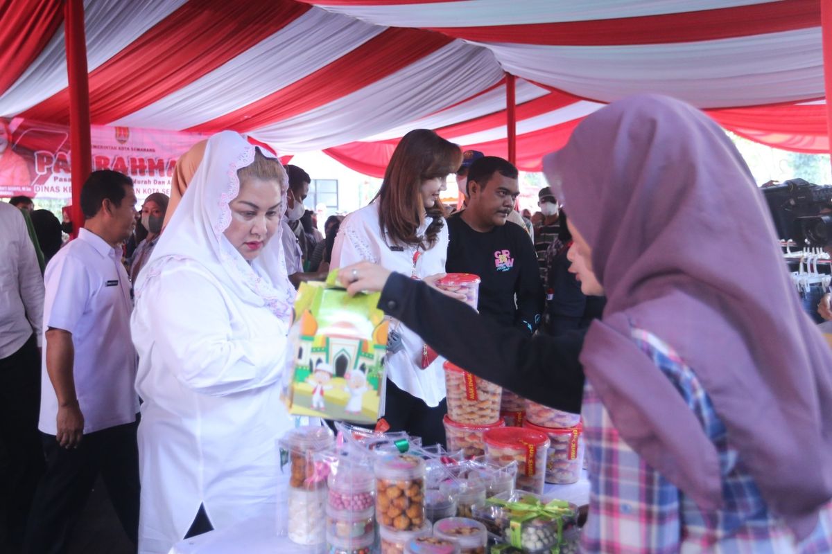 Wali Kota Semarang Hevearita Gunaryanti Rahayu saat menghadiri roadshow ?Pasar Pangan Rakyat Murah dan Aman (Pak Rahman)? di 16 kecamatan.