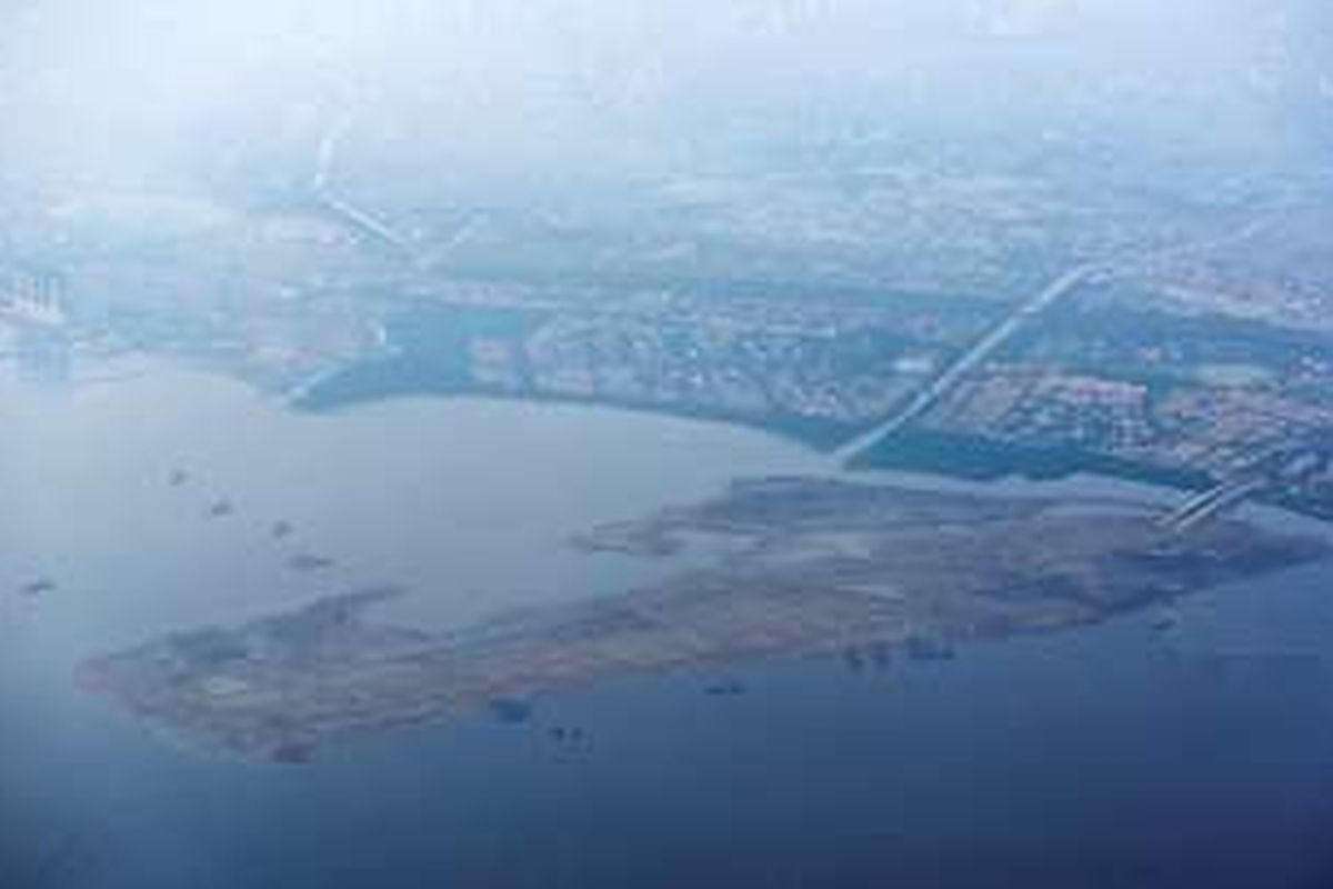 Pulau buatan hasil reklamasi di pesisir utara Kota Jakarta mulai nampak, Kamis (17/7/2014). 