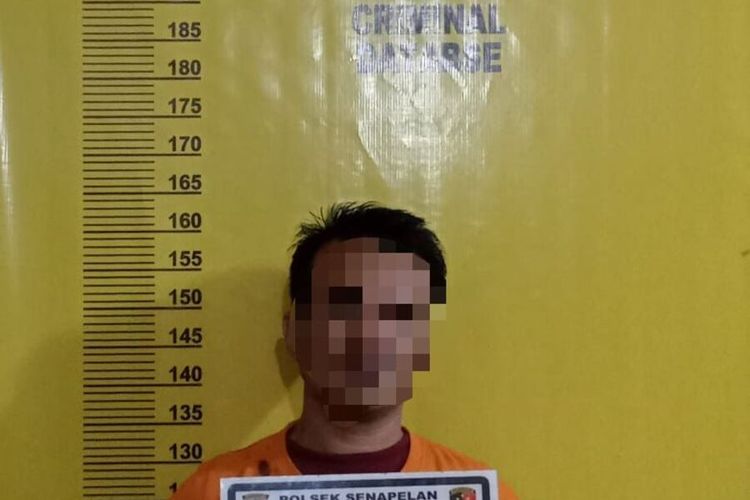 AB (38), pelaku pencurian dalam keluarga saat diamankan di Polsek Senapelan di Kota Pekanbaru, Riau, Rabu (9/3/2022).
