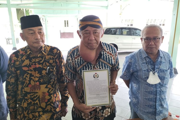 Pengageng Wedhana Satrio Pura Mangkunegaran, KRMT Lilik Priarso, membawa naskah pengumuman dari Gusti Raden Ayu Retno Satuti Suryo Hadiningrat dan Gusti Raden Ayu Retno Rosati Notohadiningrat, Selasa (1/3/2022)