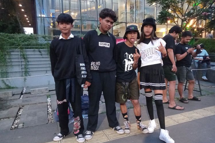 Remaja asal Bojonggede Cibe (16), Ucu (17), Bimo (17), dan Rafli (15) saat ditemui di Citayam Fashion Week di Kawasan Dukuh Atas, Jakarta Pusat, Kamis (21/7/2022).