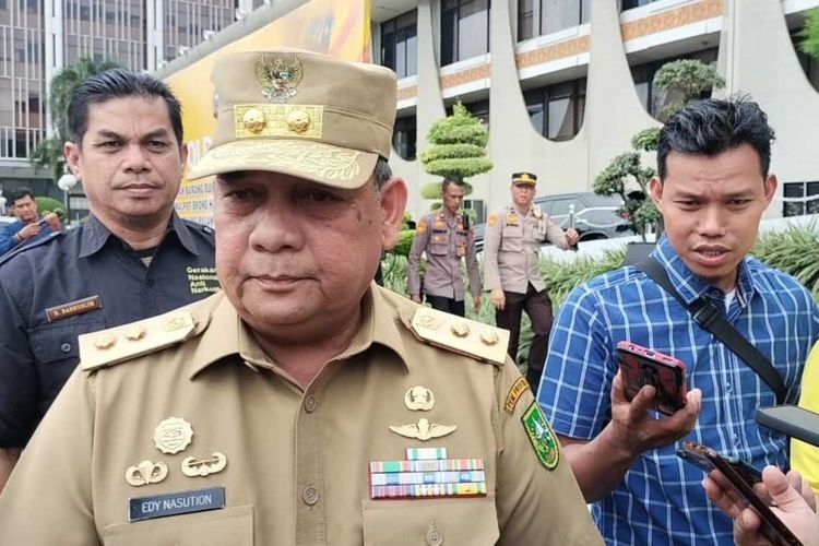 Wakil Gubernur Riau Edy Natar Nasution saat diwawancarai wartawan terkait istri Sekda Riau yang viral pamer hidup mewah, Selasa (21/3/2023).