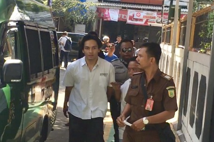 Artis peran Jefri Nichol saat mendatangi Pengadilan Negeri Jakarta Selatan, Senin (21/10/2019).