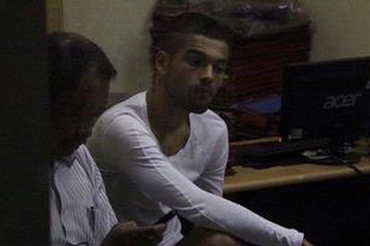 Diego Michiels tengah diperiksa di ruang Reserse Kriminal Polsektro Tanah Abang, Jakarta Pusat, seusai diringkus polisi di sebuah hotel di Kebayoran Baru, Jakarta Selatan, Jumat (9/11/2012) petang.