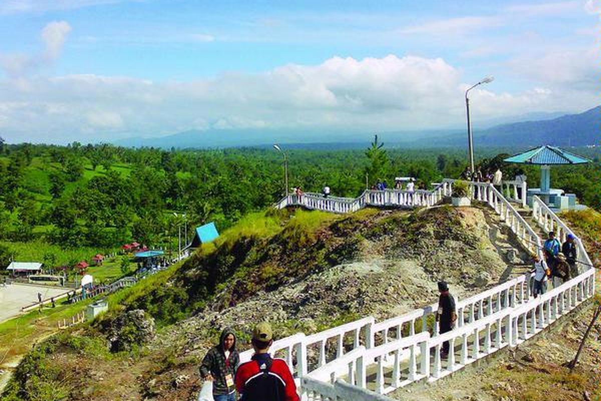 Bukit Kasih adalah salah satu obyek wisata di Minahasa, Sulawesi Utara, yang terdiri atas beberapa puncak dengan ribuan anak tangga. Di salah satu puncak terdapat patung Toar dan Lumimuut yang dipercaya sebagai nenek moyang masyarakat Minahasa. Ada juga rumah ibadah untuk lima agama berbeda yang mencerminkan persaudaraan dan kasih sayang di antara umat beragama.