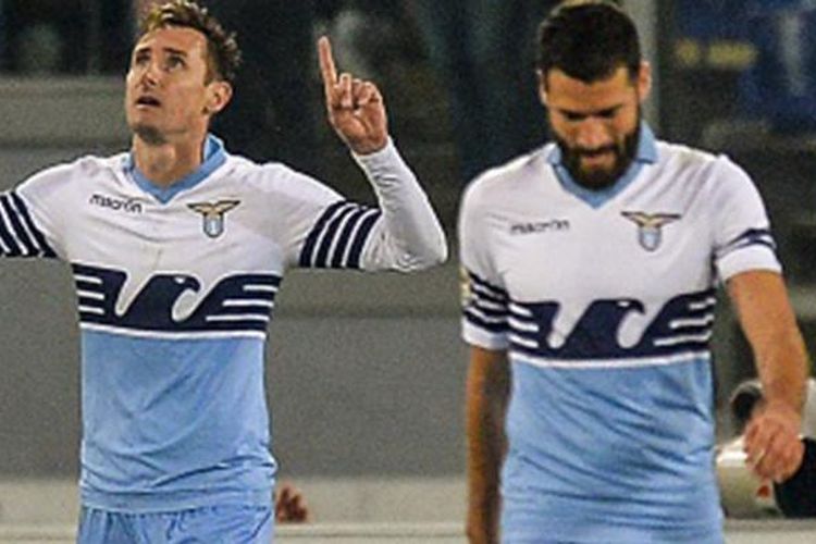 Miroslav Klose selalu menunjukkan rasa syukur usai mencetak gol, seperti usai menjebol gawang Fiorentina, Senin (9/3/2015). 