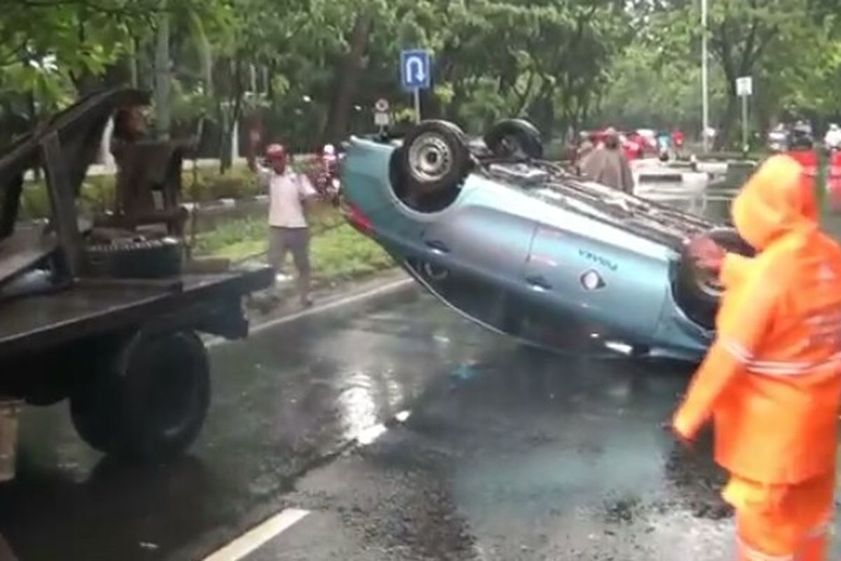 Taksi dengan nomor polisi  B-1187-BTJ yang dikemudikan Muji Mulyono (55), terbalik.  Peristiwa itu terjadi setelah terlibat kecelakaan dengan pengendara motor, Michael (58) di Jalan Raya Patimura 37, Kebayoran Baru, Jakarta Selatan, Sabtu (18/1/2020) pagi. 
