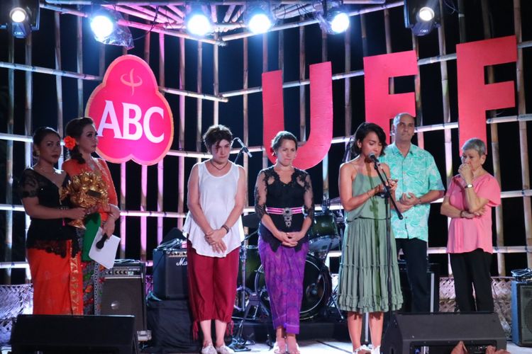 Keluarga Bondan Winarno menerima penghargaan Lifetime Achievement untuk Bondan Winarno di Ubud Food Festival.