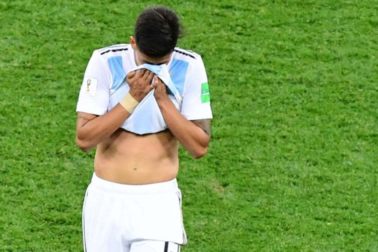 Reaksi pemain Argentina Maximiliano Meza seusai Argentina dikalahkan oleh Kroasia dalam babak penyisihan grup D Piala Dunia 2018, di Nizhny Novgorod, Kamis (21/6/2018) atau Jumat dinihari WIB. Kekalahan dengan skor 3-0 ini membuat Argentina di ujung tanduk.