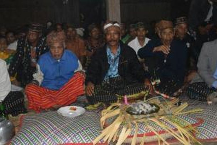 Sesajen yang sudah siap diberikan kepada leluhur dalam ritual 'Kapu Agu Naka' di Kampung Paang Lembor, Desa Wae Bangka, Kecamatan Lembor, Kabupaten Manggarai Barat, Nusa Tenggara Timur pada Juli 2014.
