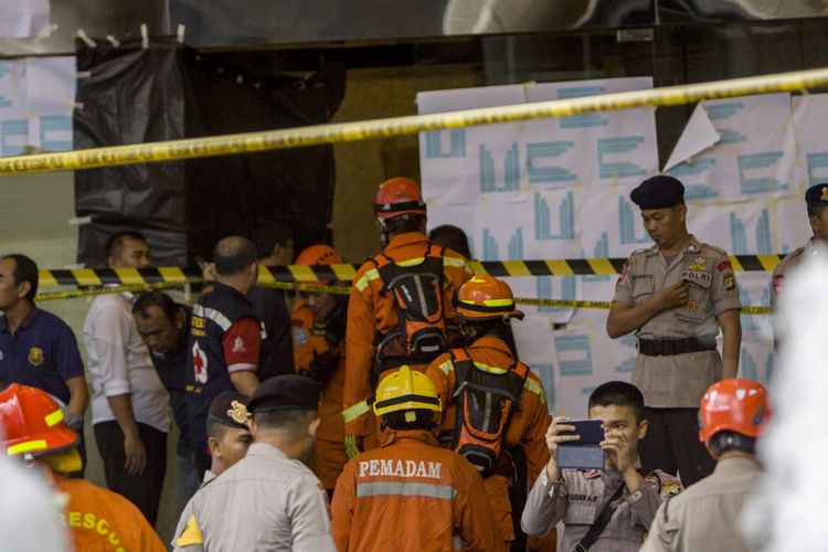 Petugas pemadam kebakaran bersiap melakukan evakuasi selasar gedung Tower II yang ambruk di gedung BEI, Jakarta, Senin (15/1). Selasar Tower II Gedung Bursa Efek indonesia ambruk pada sekitar pukul 12.10 WIB. Hingga saat ini belum diketahui penyebab peristiwa tersebut.