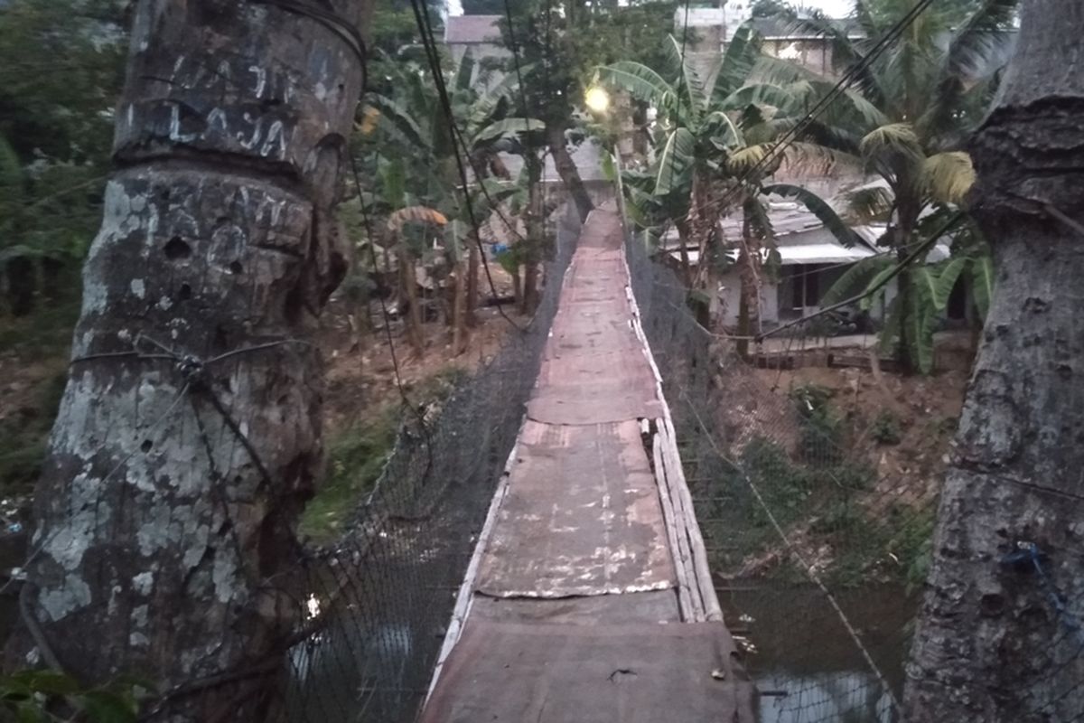 Kondisi jembatan gantung di Serengseng Sawah, Jagakarsa, Jakarta Selatan, Senin (26/8/2019)