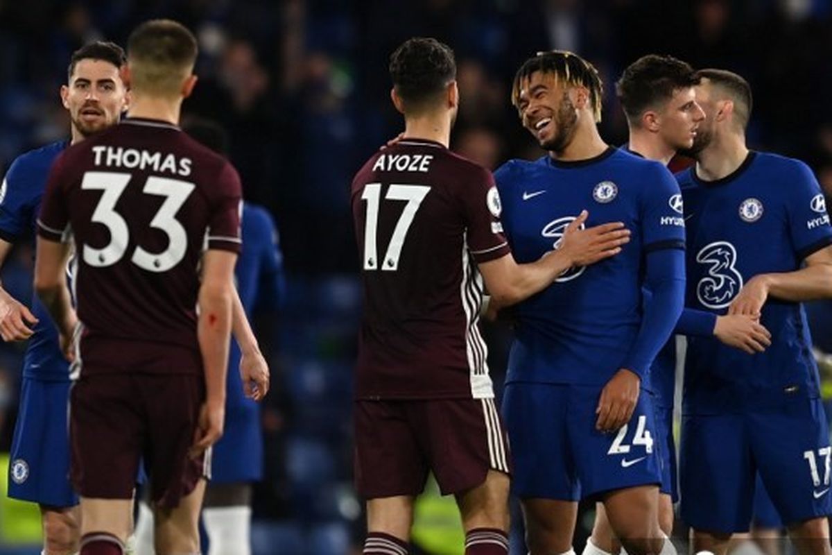Para pemain dari kedua kesebelasan saling bersalaman selepas laga pekan ke-37 Liga Inggris 2020-2021, Chelsea vs Leicester City, yang digelar di Stadion Stamford Bridge, 18 Mei 2021. 