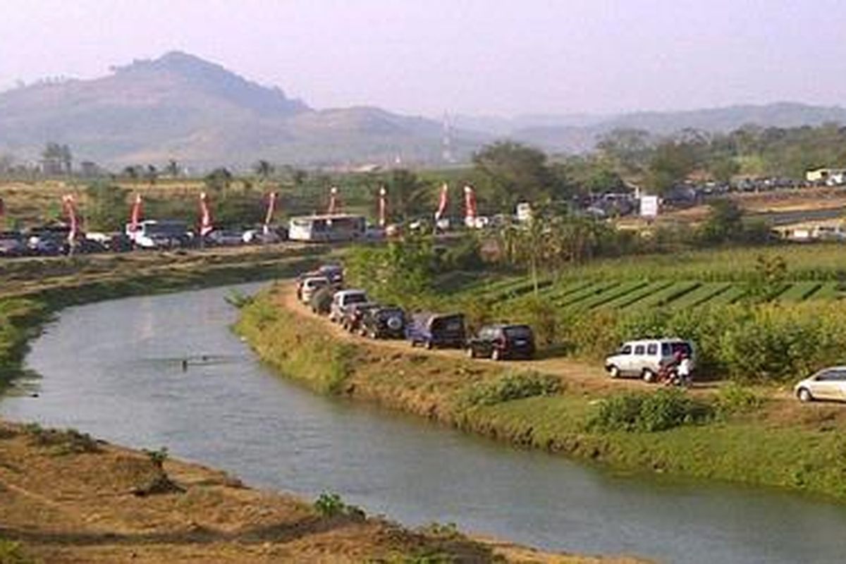 Utnuk menghindari kemacetan panjang sebelum pintu kereta api Prupuk dari Arah Pejagan, Senin (29/08/2011) pagi, para pemudik nekat melintas di pinggiran areal persawahan seberang kali Prupuk. Antrean panjang hingga 10 km menuju pintu kereta api Prupuk terjadi akibat para pemudik yang menyerobot jalan di sisi kanan, sehingga kendaraan dari arah berlawanan tak bisa lewat. 