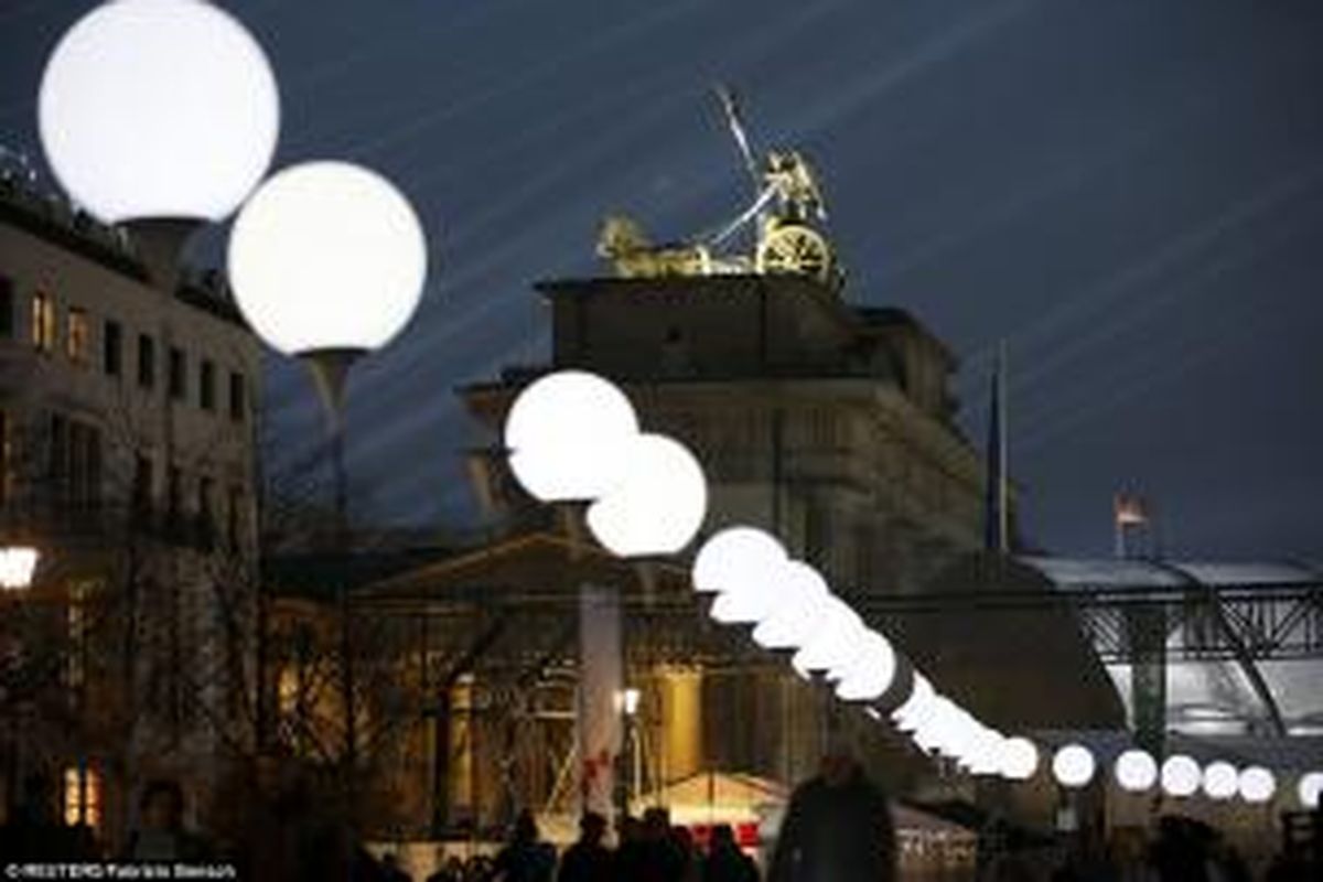 Seperempat abad setelah jatuhnya Tembok Berlin, perbatasan antara Barat dan Timur Jerman itu kini diterangi oleh 8.000 balon bercahaya. 