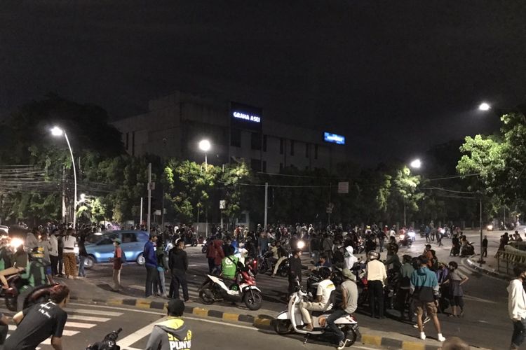 Massa tampak berkumpul di persimpangan Jalan Kebon Sirih-Jalan Jati Baru, Jakarta Pusat, tepatnya di dekat Hotel Millenium Sirih dan SMP Negeri 60 Jakarta, Selasa (13/10/2020) malam pukul 20.13 WIB.