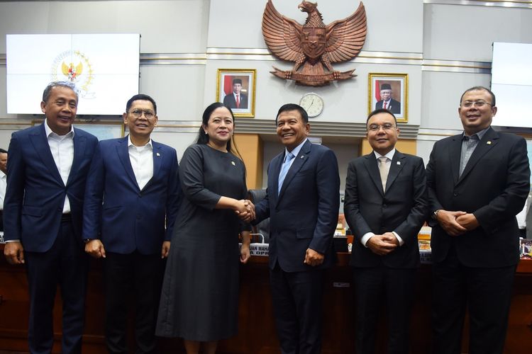 Ketua DPR RI Dr. (H.C) Puan Maharani usai Uji kelayakan dan kepatutan atau fit and proper test terhadap Herindra sebagai calon Kepala BIN (KaBIN) digelar di Ruang Rapat Komisi I, Gedung Nusantara II, Kompleks Parlemen, Senayan, Jakarta, Rabu (16/10/2024). 