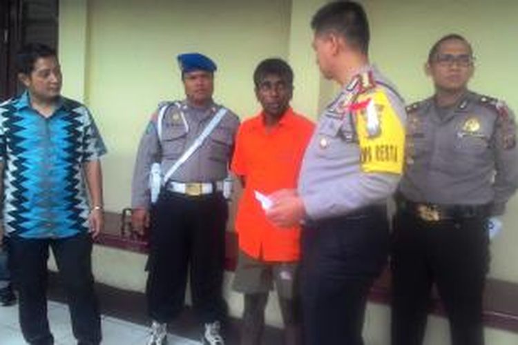 Kombes Pol Mardiaz Kusin Dwihananto di dampingi Kasat Reskrim Kompol Aldi Subartono saat menginterogasi tersangka Armi, pelaku perampokan dan penikaman.