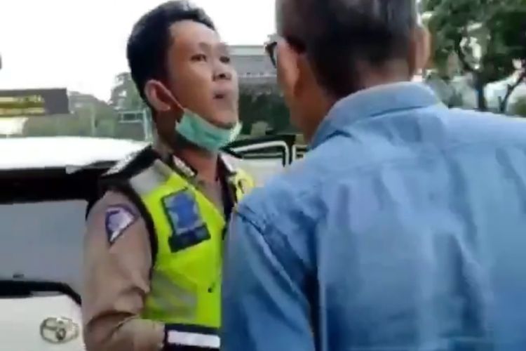 Polisi beradu mulut dengan salah seorang pengendara mobil di tol yang berada di kawasan Jakarta Barat, Jumat (7/2/2020)