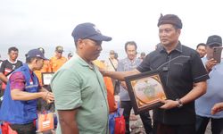 Bupati Jembrana Beri Penghargaan 22 Nelayan dan Relawan Penolong Korban KMP Tunu Pratama Jaya
