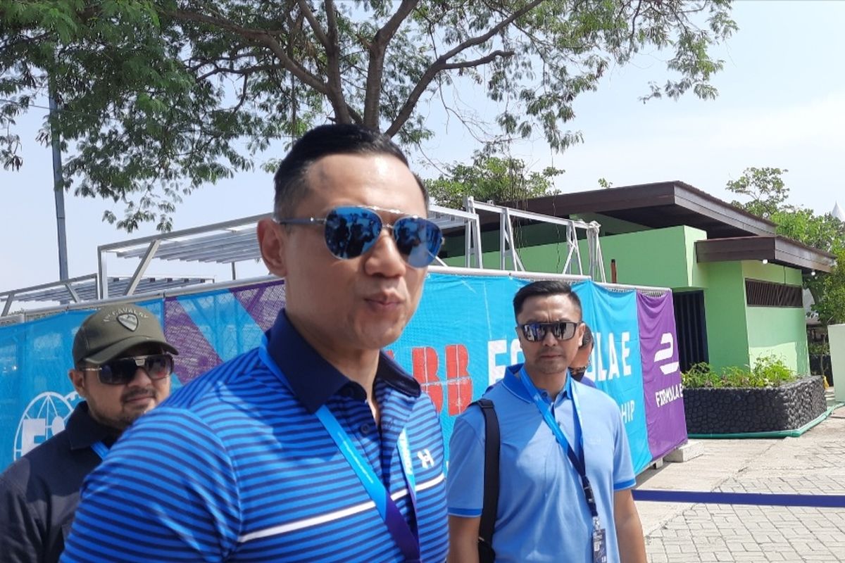 Ketua Umum Partai Demokrat Agus Harimurti Yudhoyono (AHY) hadir langsung menonton ajang balap mobil listrik Formula E di Ancol, Jakarta Utara, Sabtu (4/6/2022).