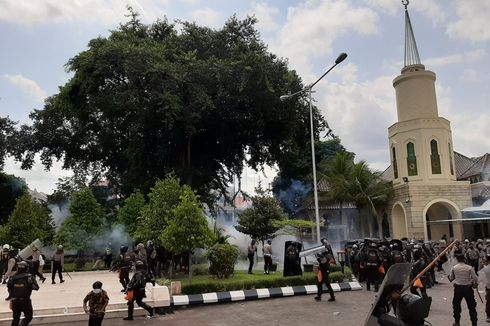 Demo Tolak UU Cipta Kerja di DPRD DIY Ricuh, Polisi Tembakkan Gas Air Mata