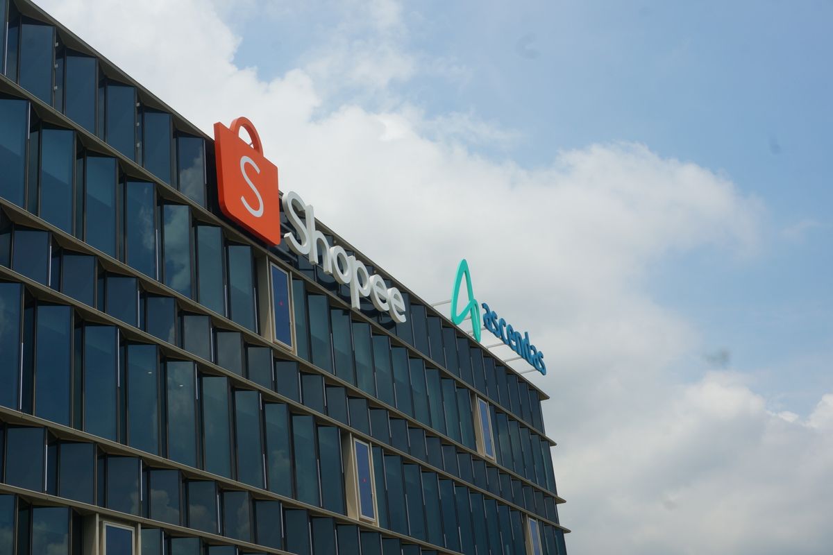 Logo Shopee yang terpampang di luar gedung Kantor Pusat Regional Shopee di Singapura, Kamis (17/10/2019).