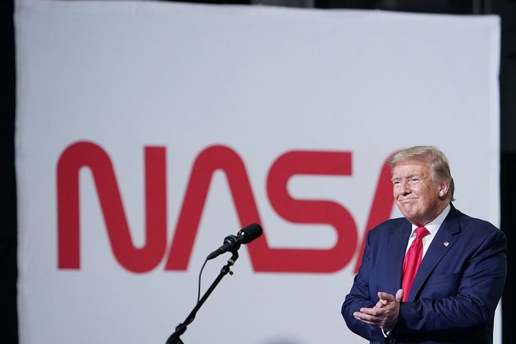 Presiden AS Donald Trump berbicara setelah peluncuran roket SpaceX Falcon 9 dan wahana Crew Dragon pada misi SpaceX Demo-2 NASA ke Stasiun Luar Angkasa Internasional dari Pusat Antariksa NASA di Cape Canaveral, Florida pada 30 Mei 2020.